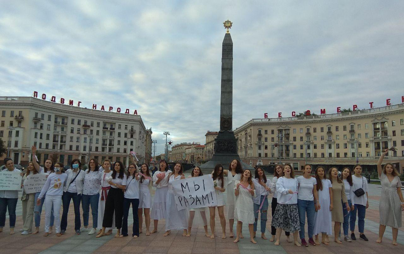 Цепь солидарности в Беларуси: силовики стали переходить на сторону демонстрантов (фото и видео)